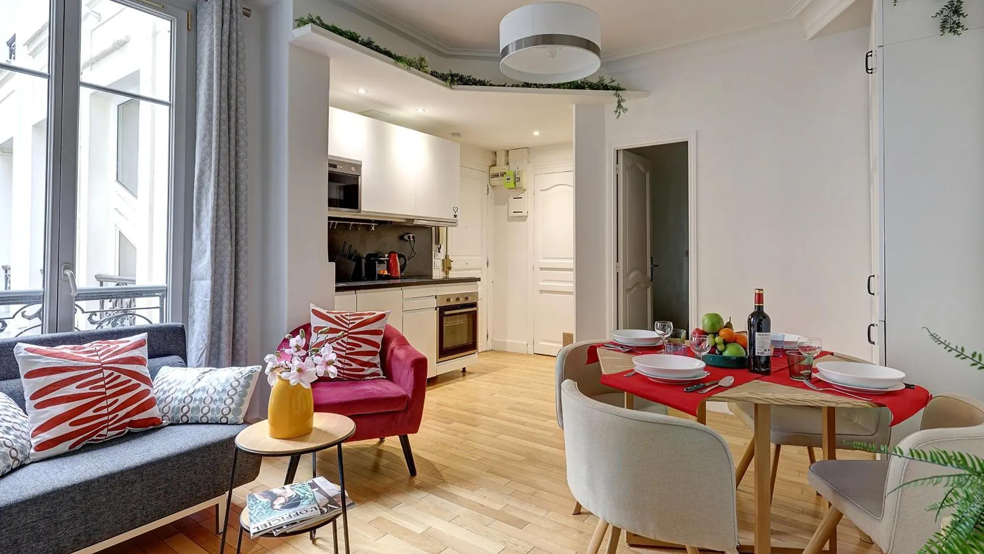 Elegante Suite Haussmannienne Au Prestige Parisien France